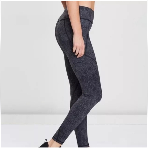 Patagonia W CenteredWomen's Black Patterned Leggings Size small, New Without Tag - Picture 3 of 8